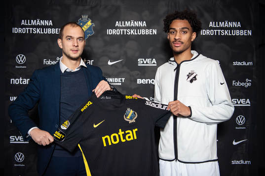 s sportchef Henrik Jurelius med nyförvärvet Jesper Ceesay