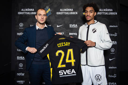 s sportchef Henrik Jurelius med nyförvärvet Jesper Ceesay