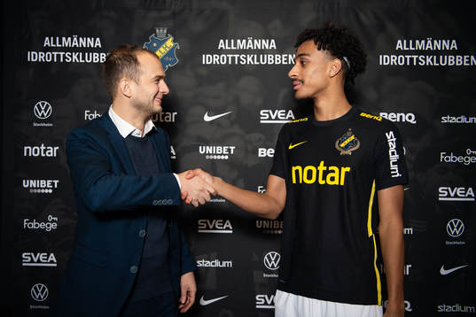 s sportchef Henrik Jurelius med nyförvärvet Jesper Ceesay