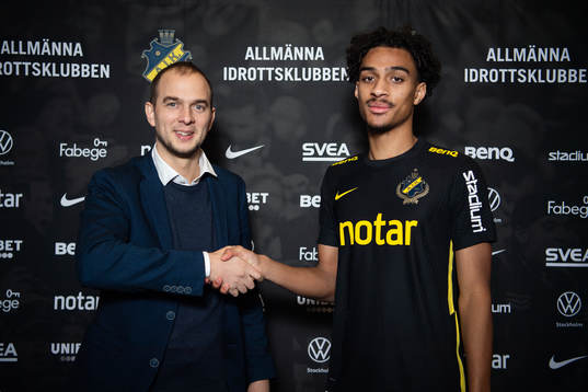 s sportchef Henrik Jurelius med nyförvärvet Jesper Ceesay