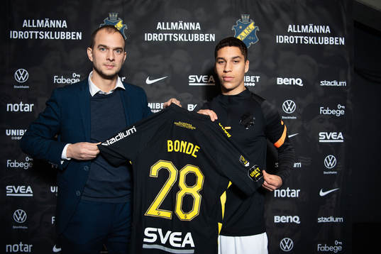 s sportchef Henrik Jurelius med nyförvärvet Rasmus Bonde
