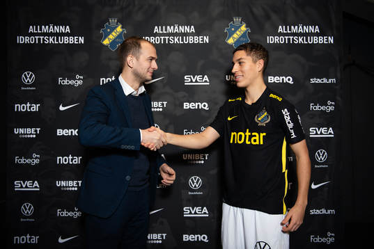 s sportchef Henrik Jurelius med nyförvärvet Rasmus Bonde