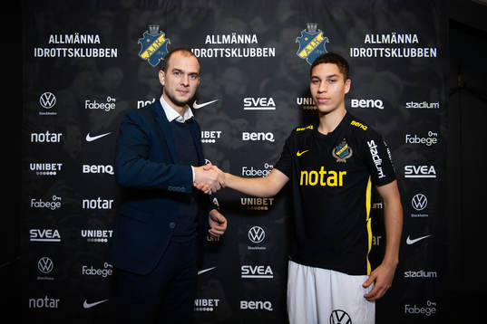 s sportchef Henrik Jurelius med nyförvärvet Rasmus Bonde
