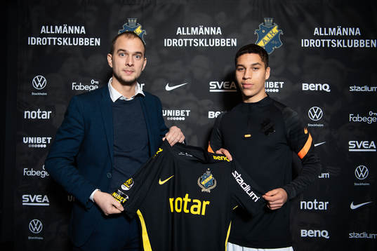 s sportchef Henrik Jurelius med nyförvärvet Rasmus Bonde