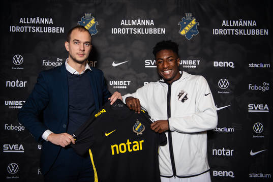 s sportchef Henrik Jurelius med nyförvärvet  Josafat