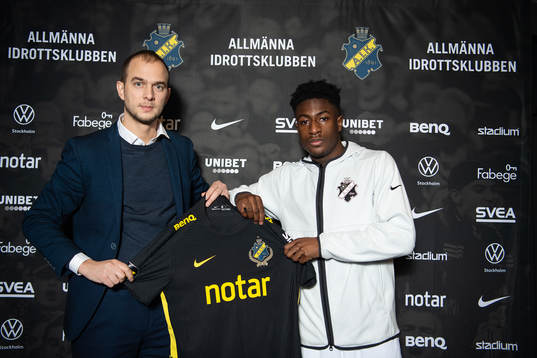 s sportchef Henrik Jurelius med nyförvärvet  Josafat