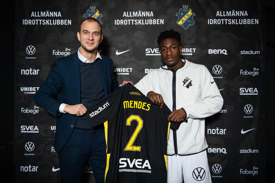 s sportchef Henrik Jurelius med nyförvärvet  Josafat