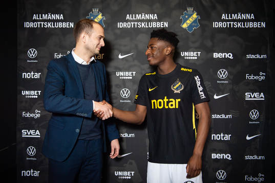 s sportchef Henrik Jurelius med nyförvärvet  Josafat