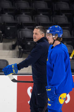 Head coach Tomas Montén and Alexander Holtz of the Swedish