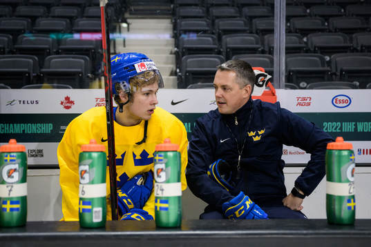 Fabian Lysell and head coach Tomas Montén of the Swedish