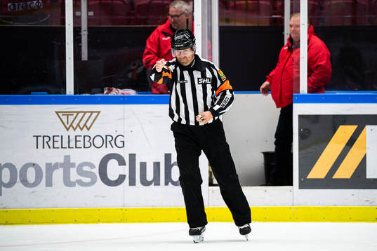 Domare Sören Persson godkänner 4-2 målet
