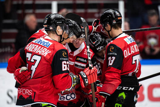 Malmö Redhawks Lars Bryggman jublar med lagkamrater