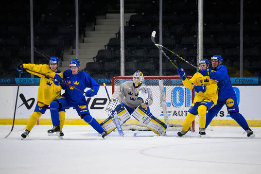 Oskar Magnusson, Helge Grans, goaltender Calle Clang,