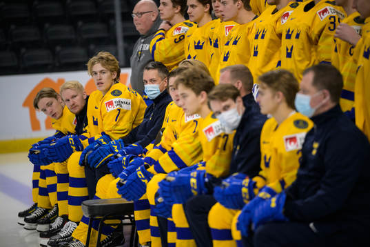 Simon Edvinsson and head coach Tomas Montén of Sweden at a