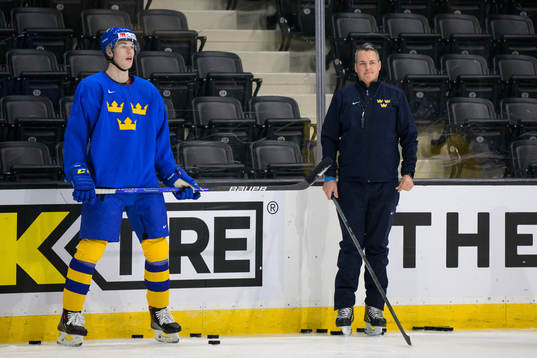 Simon Edvinsson and head coach Tomas Montén of Sweden at a