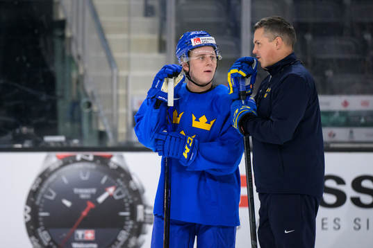 Emil Andrae and head coach Tomas Montén of Sweden at a