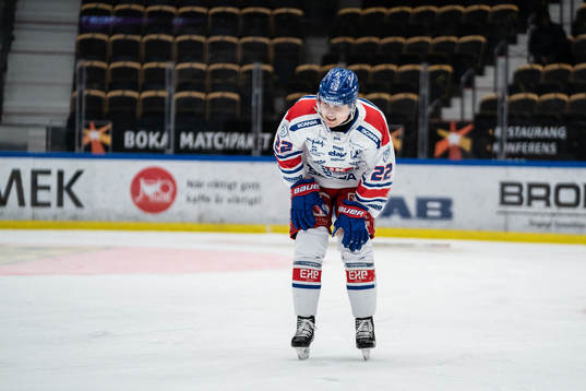 Oskarshamns John Dahlström lämnar isen skadad