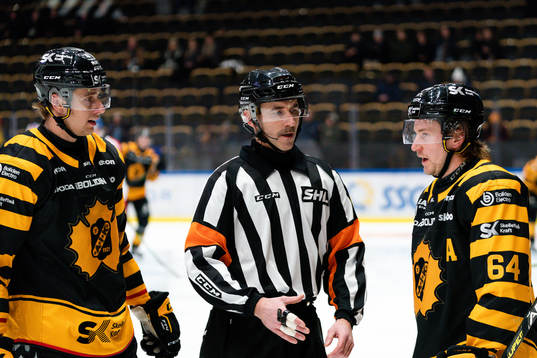 Skellefteås Filip Roos, domare Linus Öhlund och