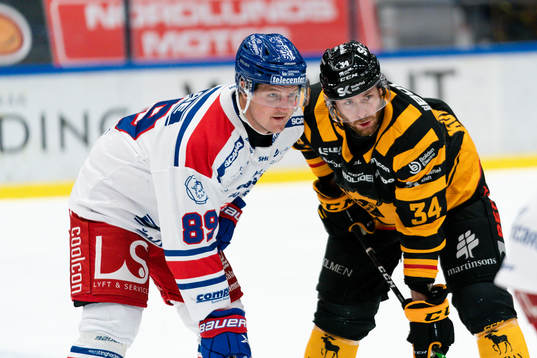 Oskarshamns Patrik Karlkvist och Skellefteås Tom Kühnhackl