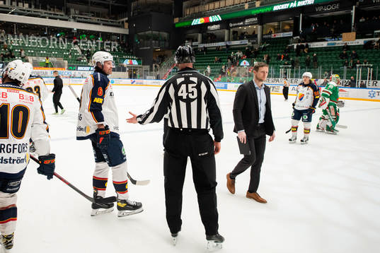 Djurgårdens Stefan Warg i samtal med domare Andréas