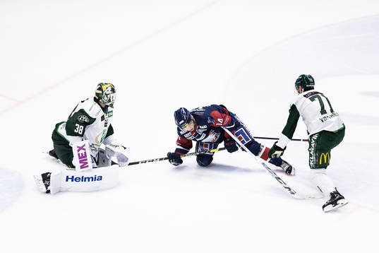Färjestads målvakt Dominik Furch och Jesse Virtanen mot
