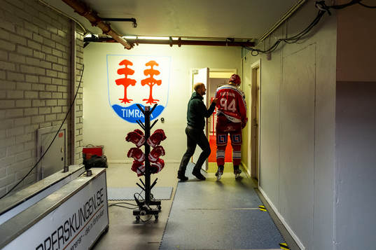 Timrås Sebastian Hartmann lämnar isen