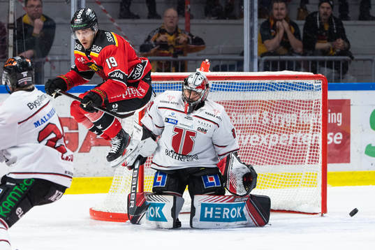 Luleås Konstantin Komarek och Örebros målvakt Jhonas