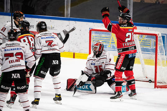 Luleås Juhani Tyrväinen jublar