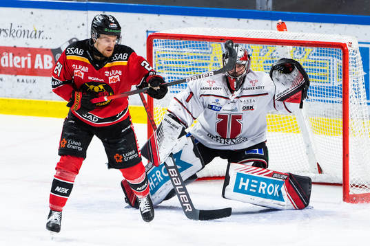 Luleås Brendan Shinnimin och Örebros målvakt Jhonas