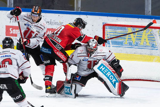 Luleås Einar Emanuelsson och Örebros målvakt Jhonas