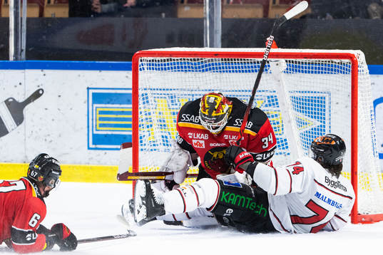 Örebros Nick Ebert och Luleås målvakt Joel Lassinantti