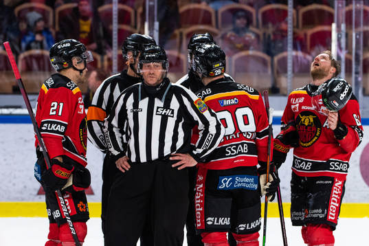 Luleås Juhani Tyrväinen, linjedomare Jan Sandström och