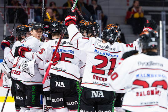 Örebros spelare jublar