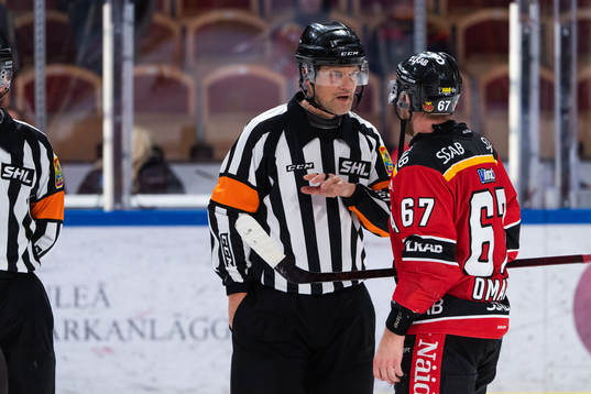 Domare Mikael Nord och Luleås Linus Omark