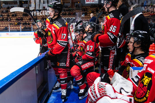 Luleås Isac Brännström och Linus Omark deppar i båset