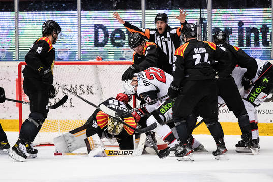 Malmö Redhawks Lars Bryggman och Brynäs målvakt Veini
