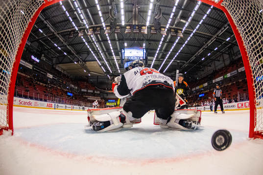 Brynäs Greg Scott gör 1-0 på Malmö Redhawks målvakt