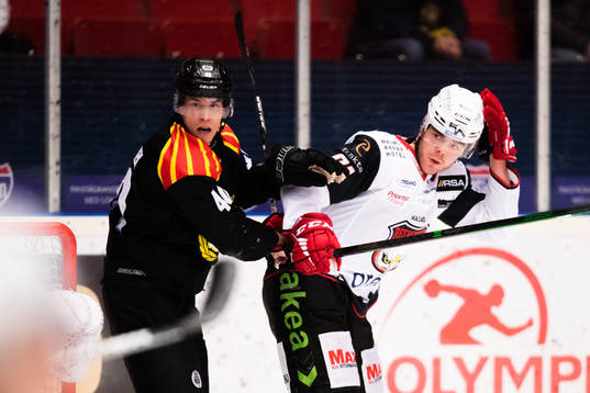 Brynäs Tomi Sallinen och Malmö Redhawks Magnus Pääjärvi