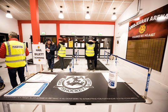 Entren till Smidjegrav Arena innan ishockeymatchen i
