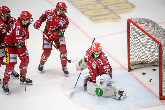 Modos målvakt Viktorije Svejdova värmer upp