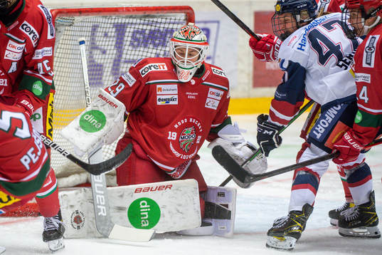 Modos målvakt Klara Peslarkova deppar