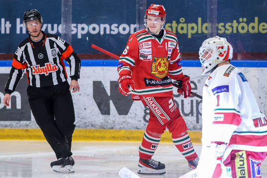 Moras Lukas Wernblom jublar samtidigt som Modos målvakt