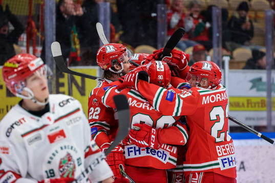 Moras spelare jublar