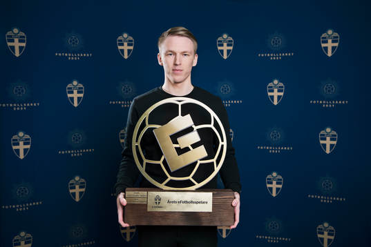 Oliver "Olliboli" Uttgren med sitt pris som Årets