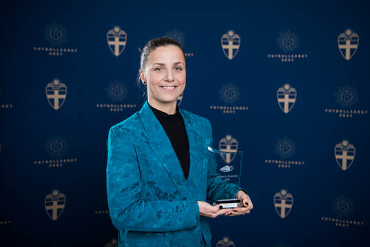 Almira Spahic med sitt pris som Årets Domare