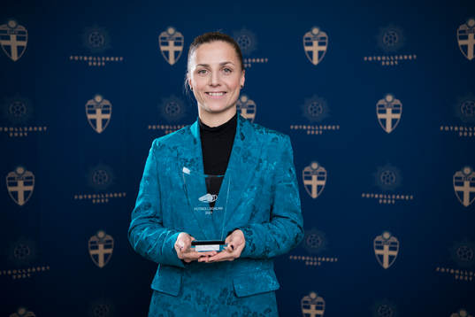 Almira Spahic med sitt pris som Årets Domare