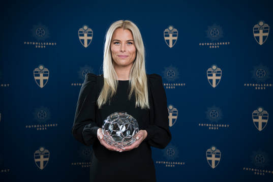 Madeleine Stegius med priset för Årets Futsalspelare