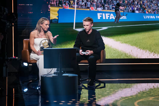 Programledare Frida Nordstrand och Oliver "Olliboli" Uttgren