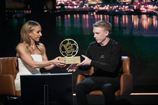 Programledare Frida Nordstrand och Oliver "Olliboli" Uttgren