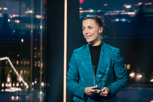 Almira Spahic med priset som Årets Domare